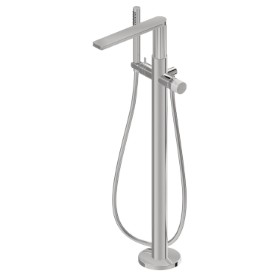 Bodenstehender badewannenmischer mit eingebauter mischbatterie, umsteller und brausegarnitur - oberfläche Chrom
